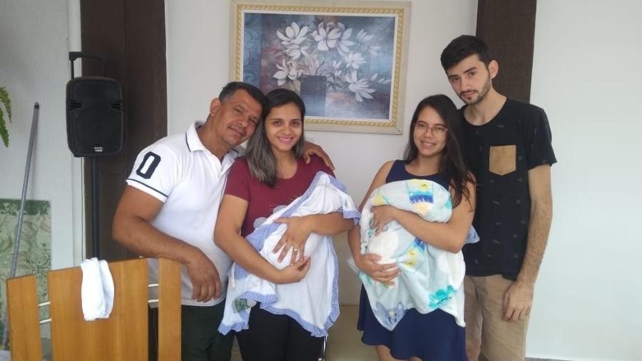 Da esq. para a dir: Genésio, Pauliana, Aline e Murillo, casais que tiveram seus bebês trocados em um hospital de Goiás (Foto: Acervo Pessoal)