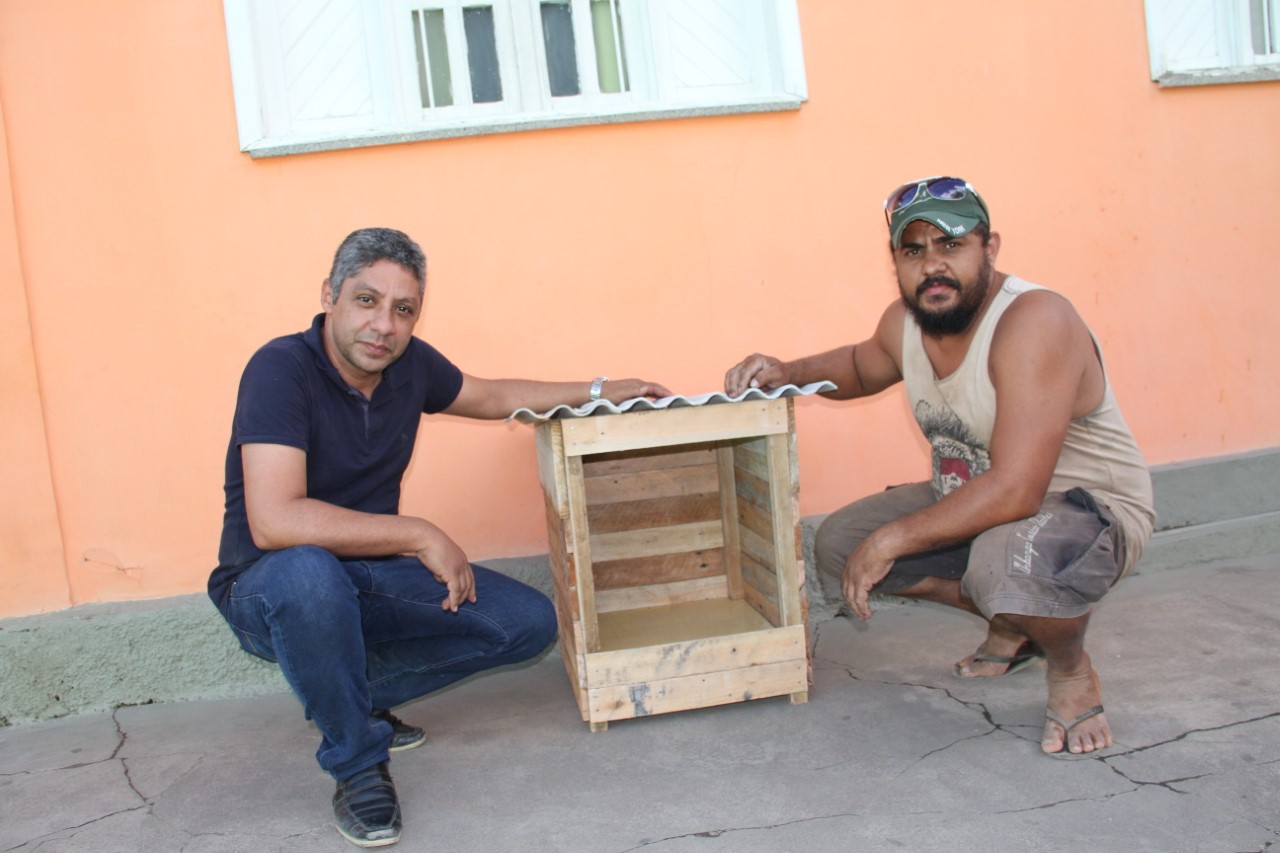 Empresário constrói casinhas de cachorro em Mimoso do Sul (Foto: Alessandro de Paula)