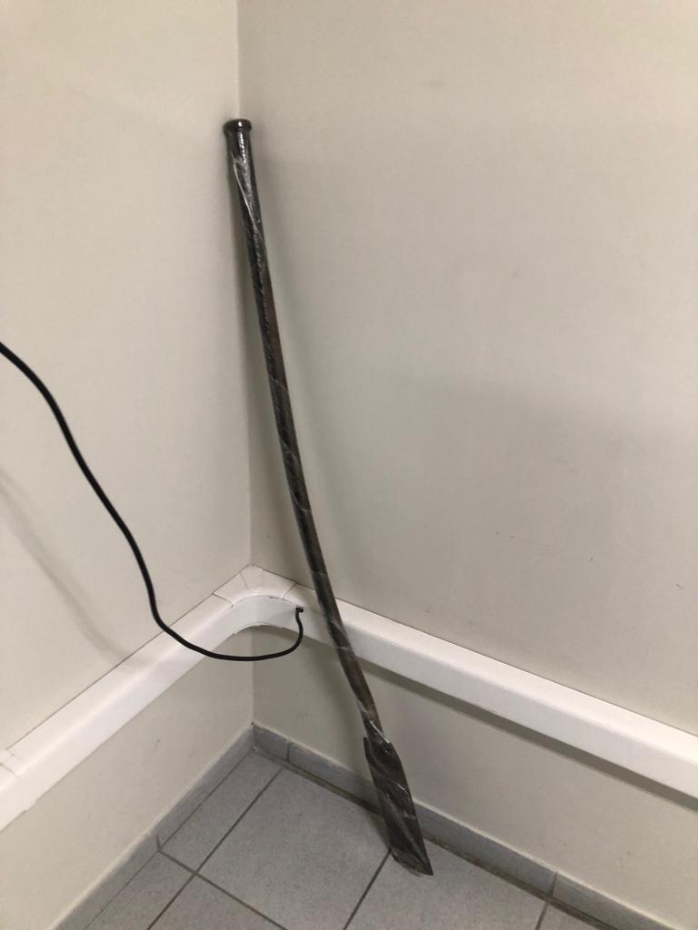 Segundo a Polícia Civil, o acusado desferiu sete golpes de cavadeira na cabeça da vítima (Foto: Divulgação/Polícia Civil)