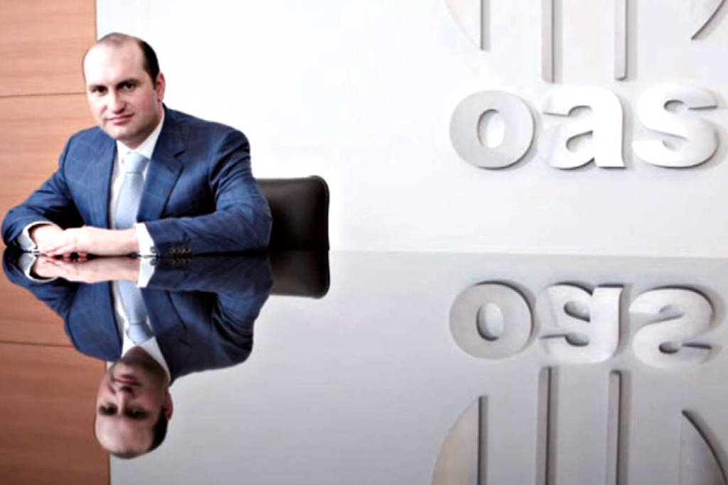 Cesar Mata Pires Filho falava com juiz quando caiu com o rosto na mesa, desacordado. (Foto: Reprodução/OAS)