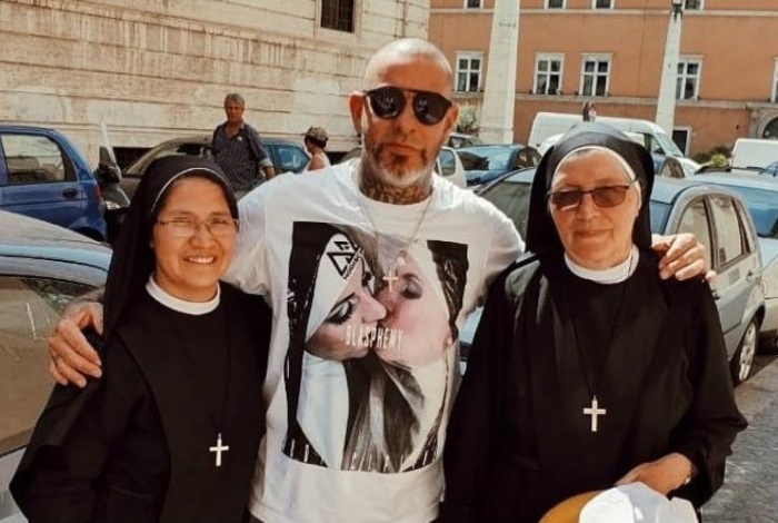 O chef aparece ao lado de duas freiras com uma camiseta que mostra duas mulheres de hábito se beijando (Foto: Reprodução/ Instagram)