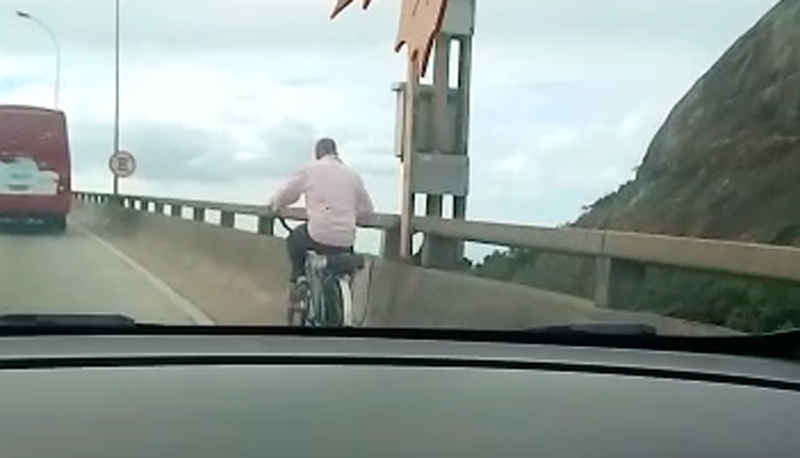 Ciclista foi flagrado na Terceira Ponte (Foto: Reprodução)