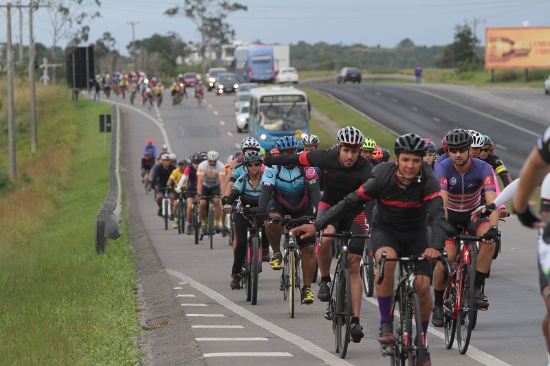 Ciclistas fizeram manifestação na Rodovial do Sol (Foto: Dayana Souza/ AT/ 06/07/19)