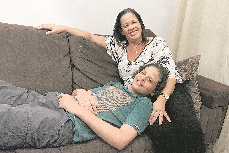 Na foto: Danilo Quinto Sezarette, 14 anos com a mãe Riani Oliveira Quinto (Foto: Fábio Nunes/at)