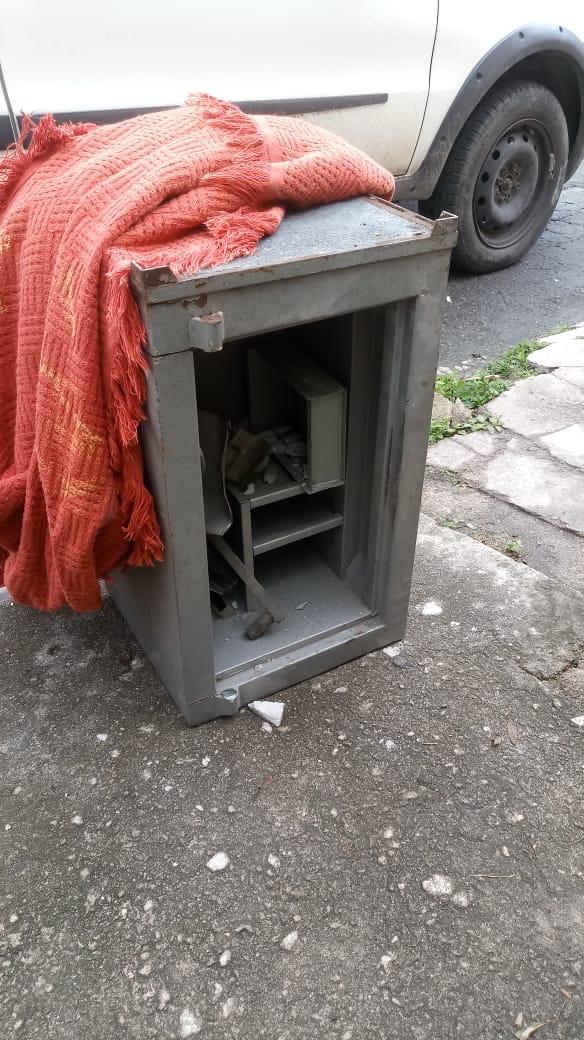 Cofre levado de posto por bandidos em Vila Velha foi recuperado horas depois (Foto: Vinícius Rangel / TV Tribuna)