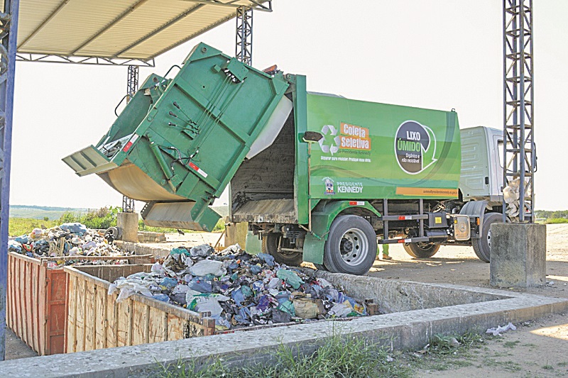 Serviço de limpeza e coleta de lixo custou R$ 27,2 milhões em Kennedy, de 2013 a 2019 (Foto: Alessandro de Paula/AT)
