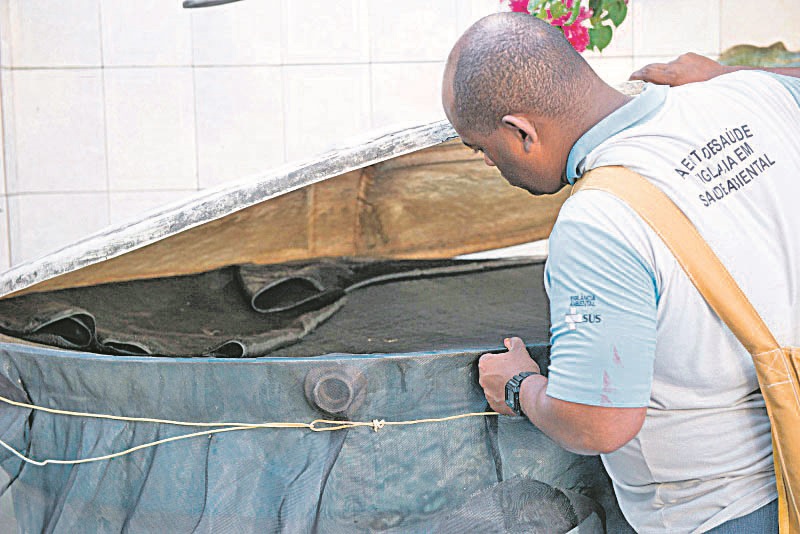 Agente municipal de Vitória durante vistoria em residência. Moradores vão receber dicas para evitar proliferação de mosquitos (Foto: Divulgação/PMV)