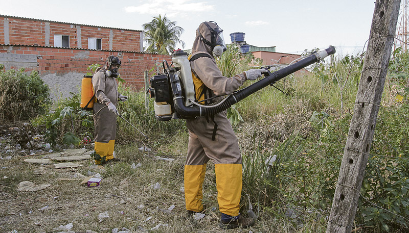 Agentes municipais durante ação de combate ao mosquito da dengue, no bairro Jardim Tropical, na Serra (Foto: Dayana Souza/AT)