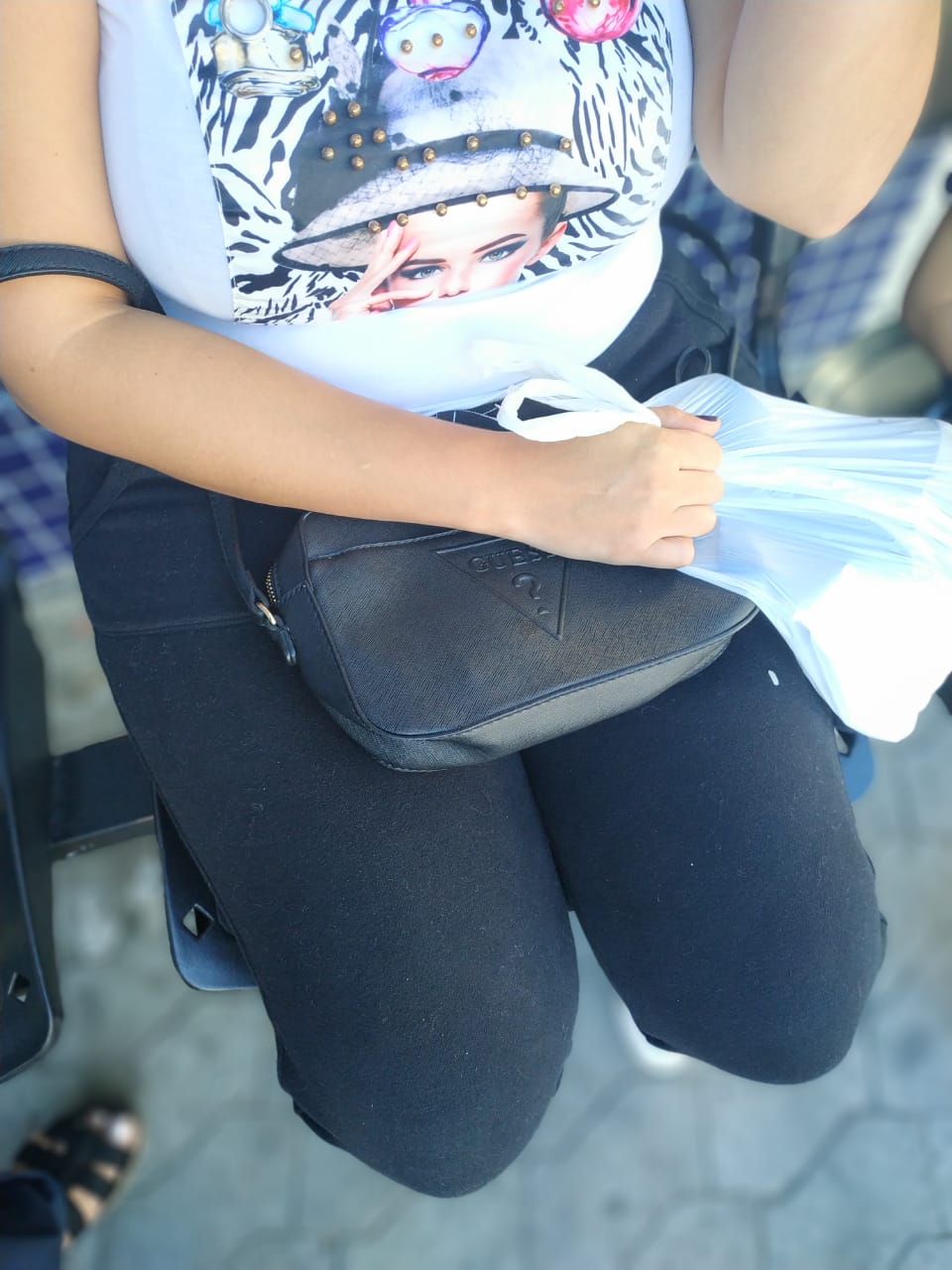 Comerciante colombiana foi parar na delegacia depois que o marido dela e um amigo se agrediram. (Foto: Kananda Natielly)