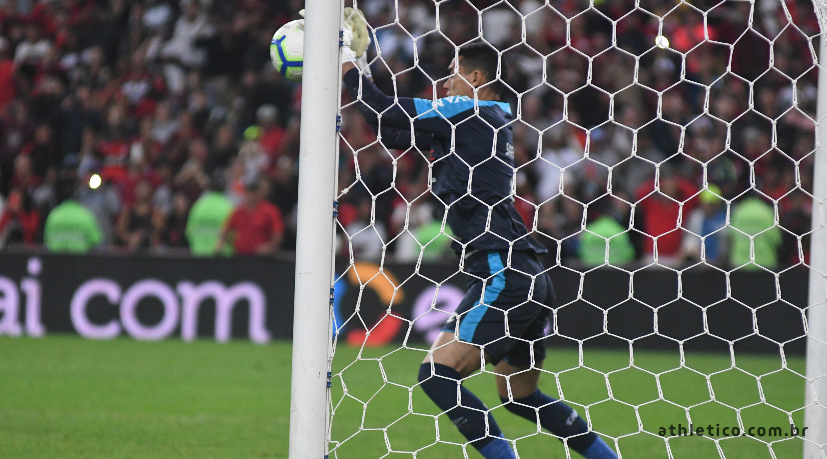 Santos, do Furacão, é um goleiro de primeira linha (Foto: Miguel Locatelli/Athletico/PR)