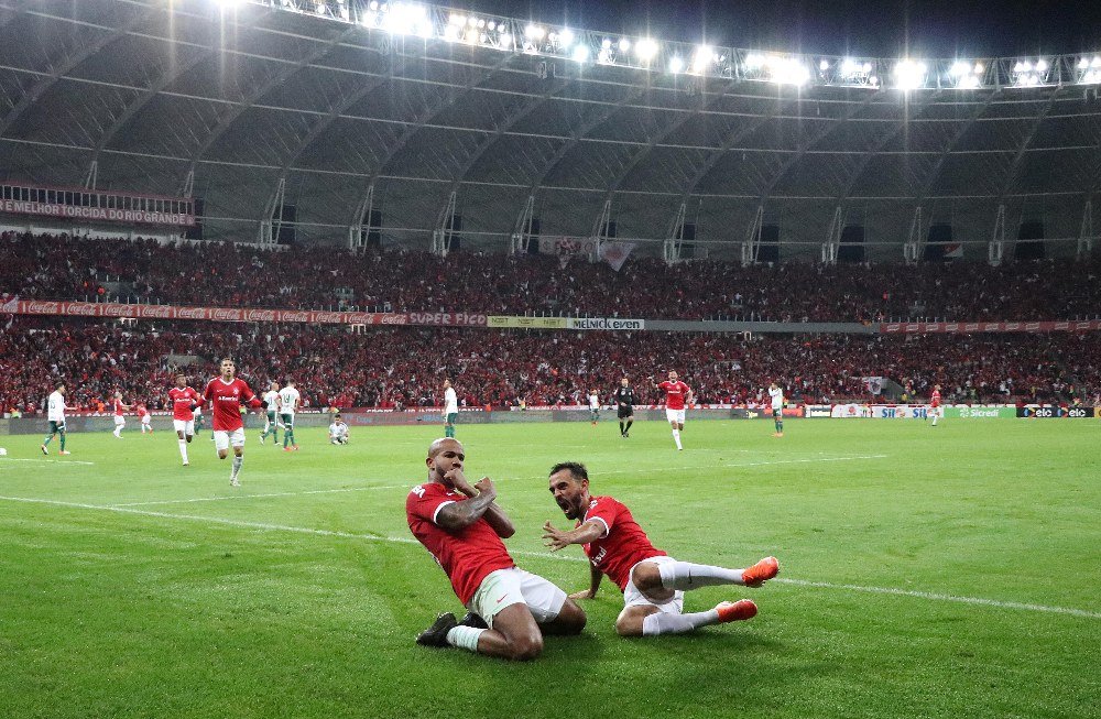 Patrick comemora com Uendel após fazer gol no Palmeiras (Foto: Ricardo Duarte/Internacional)