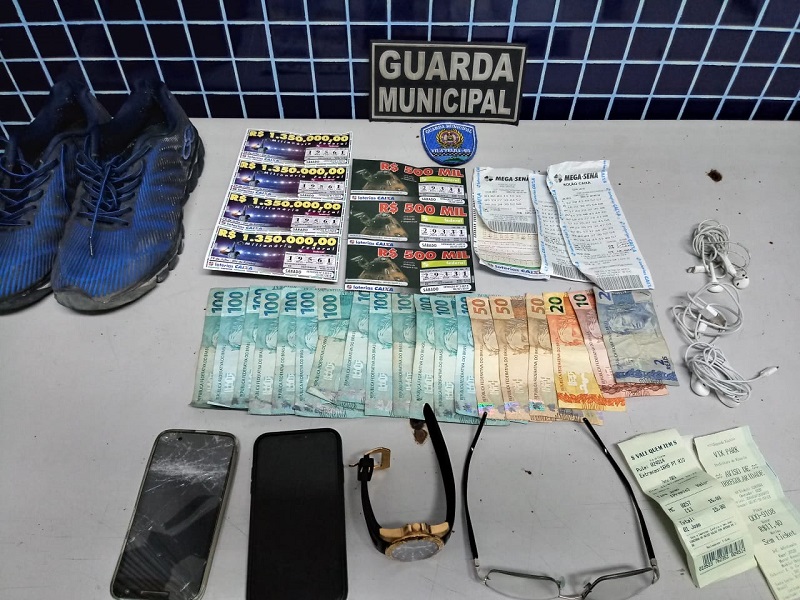 Tudo que foi apreendido com o homem (Foto: Divulgação/Guarda Municipal de Vila Velha)