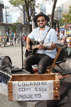 (O cantor cristão Anderson Andrade, 36, leva boa música às praças da Grande Vitória - Foto: Beto Morais/AT)