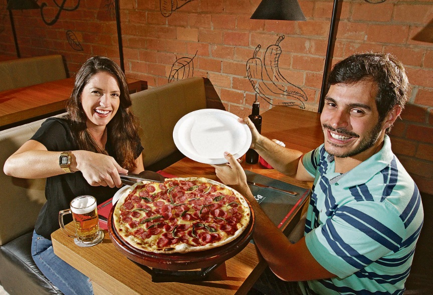 Thyago Borges Siqueira e Bruna Zon aprovaram a Pizza Javali Speciale, do Figata Pizza & Birra (Foto: Beto Morais/AT)