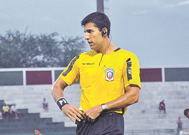 O árbitro Diego Pombo marcou pênalti, assinalando toque no braço de Cássio, que estava fora da área (Foto: Reprodução de Vídeo)