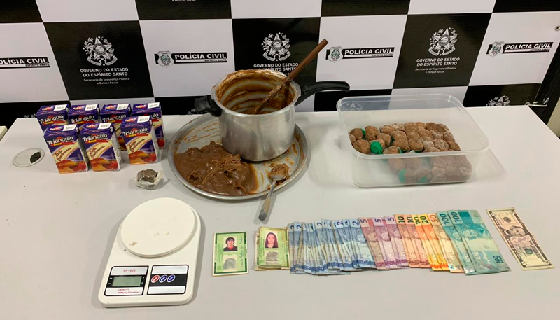 Uma panela com o doce, os