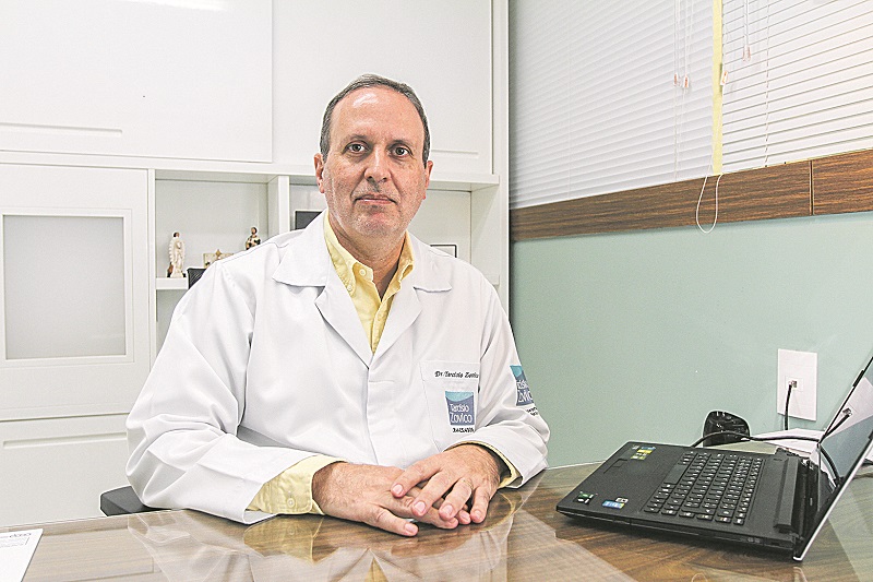 O médico Tarcísio Zovico diz que pacientes que estão sendo chamados são os cadastrados há quatro anos (Foto: Dayana Souza/AT)
