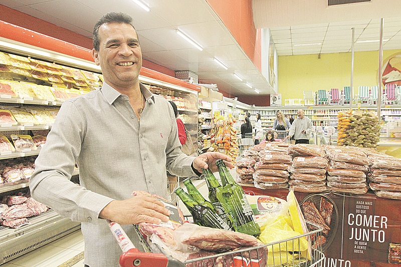 O cabeleireiro Edir Lopes, morador de Vila Velha, foi sorteado na promoção “A Tribuna dá Prêmio Todo Dia” (Foto: Kadidja Fernandes/AT)