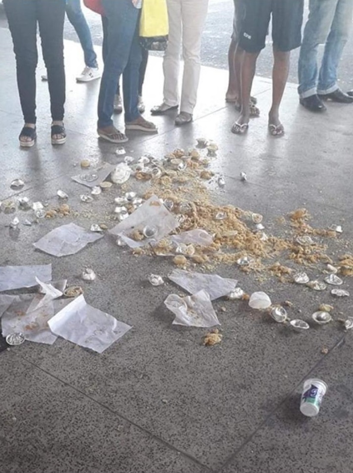 Empadas de um ambulante que teriam sido derrubadas por um suposto fiscal (Foto: Foto do leitor)