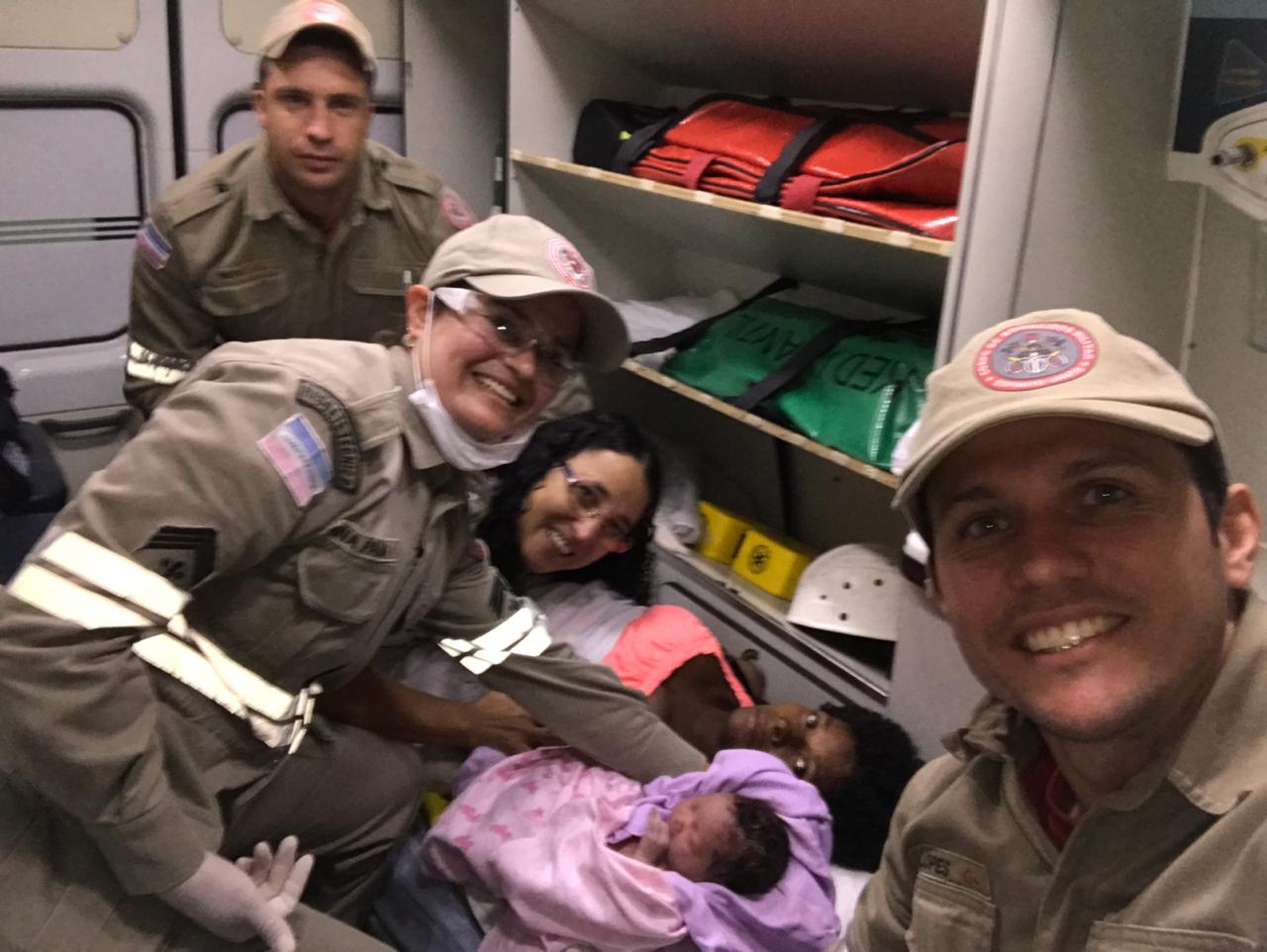 Equipe dos Bombeiros com a mãe e o bebê que nasceu em casa (Foto: Divulgação / Corpo de Bombeiros)
