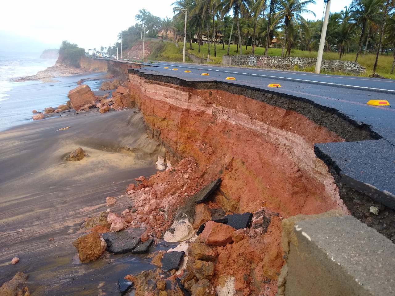 Rodovia foi destruída pela erosão em Guarapari (Foto: Roberta Bourguignon)