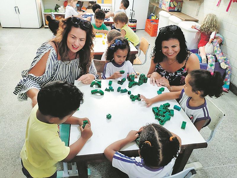 A secretária Adriana Sperandio visita sala de aula do ensino infantil, onde crianças brincam de montar blocos (Foto: Renata moreira/PMV)
