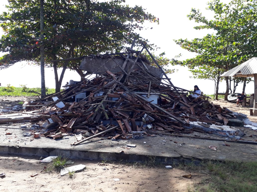 Estrutura do quiosque ficou completamente destruída (Foto: Patricia Maciel)