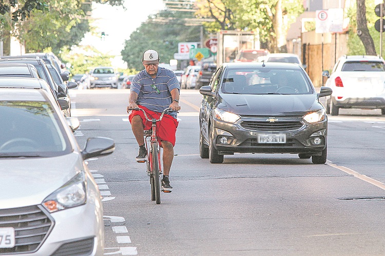 O segurança Jean Carlos de Oliveira acredita que as faixas trarão mais comodidade aos ciclistas (Foto: Beto Morais/AT)