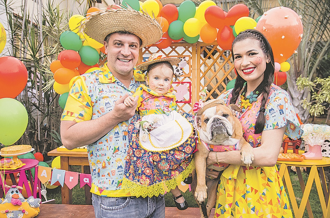 A família da Cacau sempre se veste a caráter para todas as festas. Cássio Masioli, Mariana Massariol e a pequena Melissa, de 9 meses, acompanham a buldogue nos looks temáticos. (Foto: Reprodução/Instagram @cacauauau)
