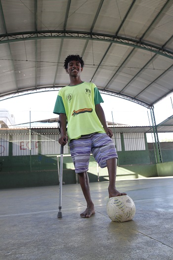 Mesmo com as dificuldades, Felipe segue jogando e sonha em fazer cirurgia para jogar profissionalmente (Foto: Fábio Nunes/AT)