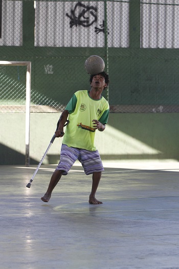 Felipe mostra habilidade com a bola nos pés e no ar (Foto: Fábio Nunes/AT)