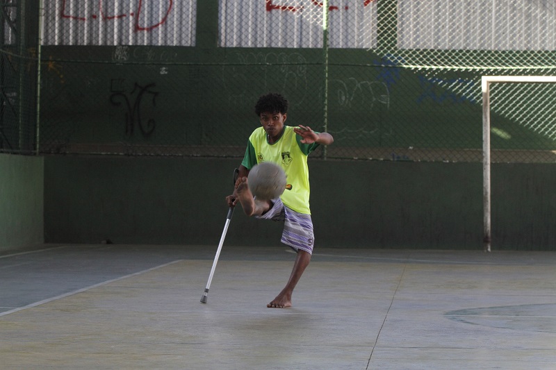 Com auxílio de uma muleta, Felipe segue jogando futebol de salão com os amigos, em Cariacica (Foto: Fábio Nunes/AT)