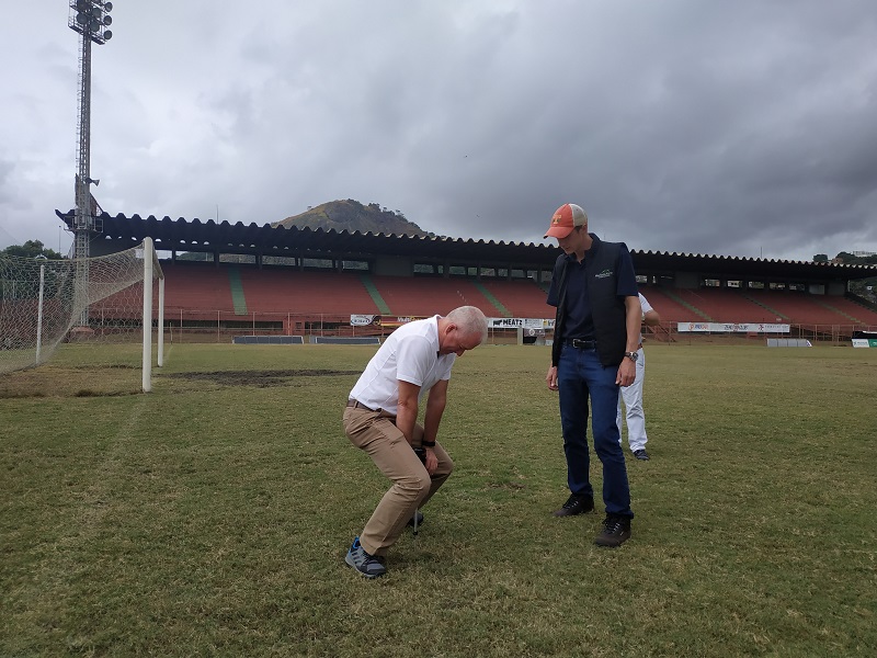 Profissionais avaliaram o gramado do Araripe na manhã desta quinta-feira (Foto: Henrique Montovanelli )