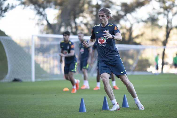 Filipe Luís vem sendo acompanhado pela fisioterapeuta Caio Melo e pelo preparador físico Fábio Mahseredjian (Foto: Lucas Figueiredo/ CBF)