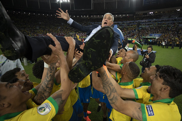 Tite é jogado para o alto pelos jogadores (Foto: Lucas Figueiredo/CBF)