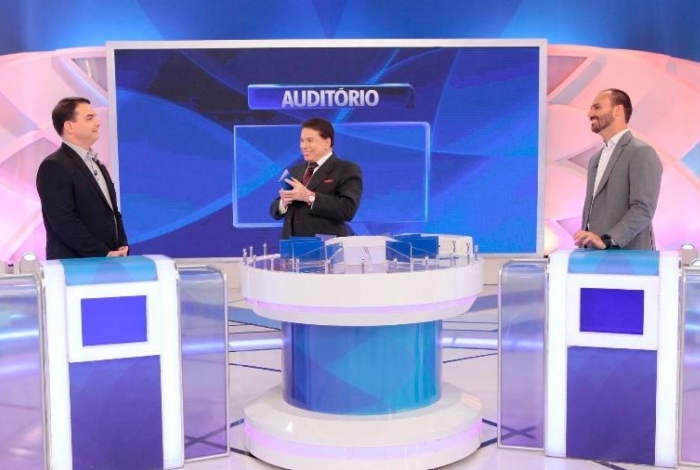 Os irmãos Bolsonaro participaram do "Jogo das 3 Pistas", atração do Programa do Silvio Santos (Foto: Divulgação/SBT)