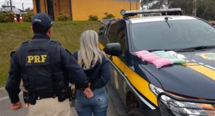 Segundo a PRF, a jovem, que completa 19 anos nesta terça-feira (2), disse que não sabia o que estava transportando. (Foto: Divulgação/PRF)