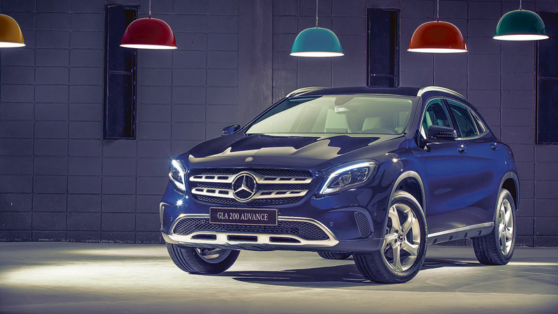 Montado em São Paulo, o GLA tem design moderno e interior funcional. No destaque, as saídas de ar-condicionado lembram uma turbina de avião e a central multimídia não é integrada ao painel (Foto: Assessoria Mercedes Benz)