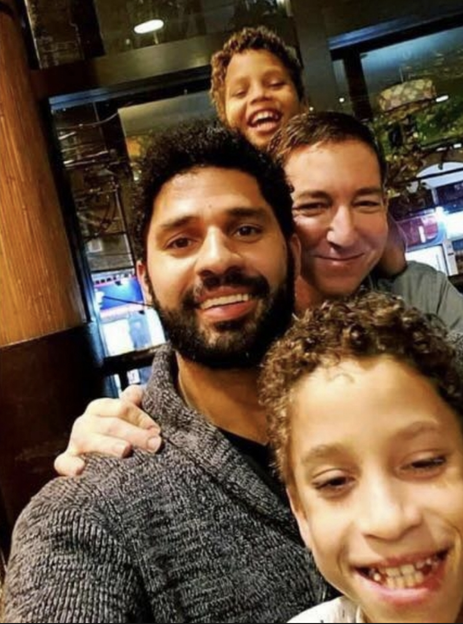 Glenn, o marido David Miranda e seus filhos (Foto: Reprodução / Redes Sociais)