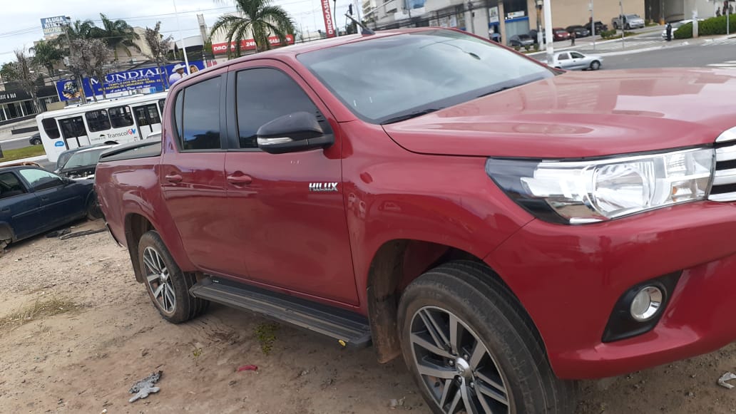 Hilux chegou a ser fotografada pelo empresário no pátio da Delegacia Regional da Serra (Foto: Divulgação)