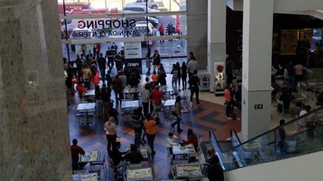 Área do cinema, que fica em shopping, foi isolada para realização da perícia. (Foto: Reprodução / Facebook )
