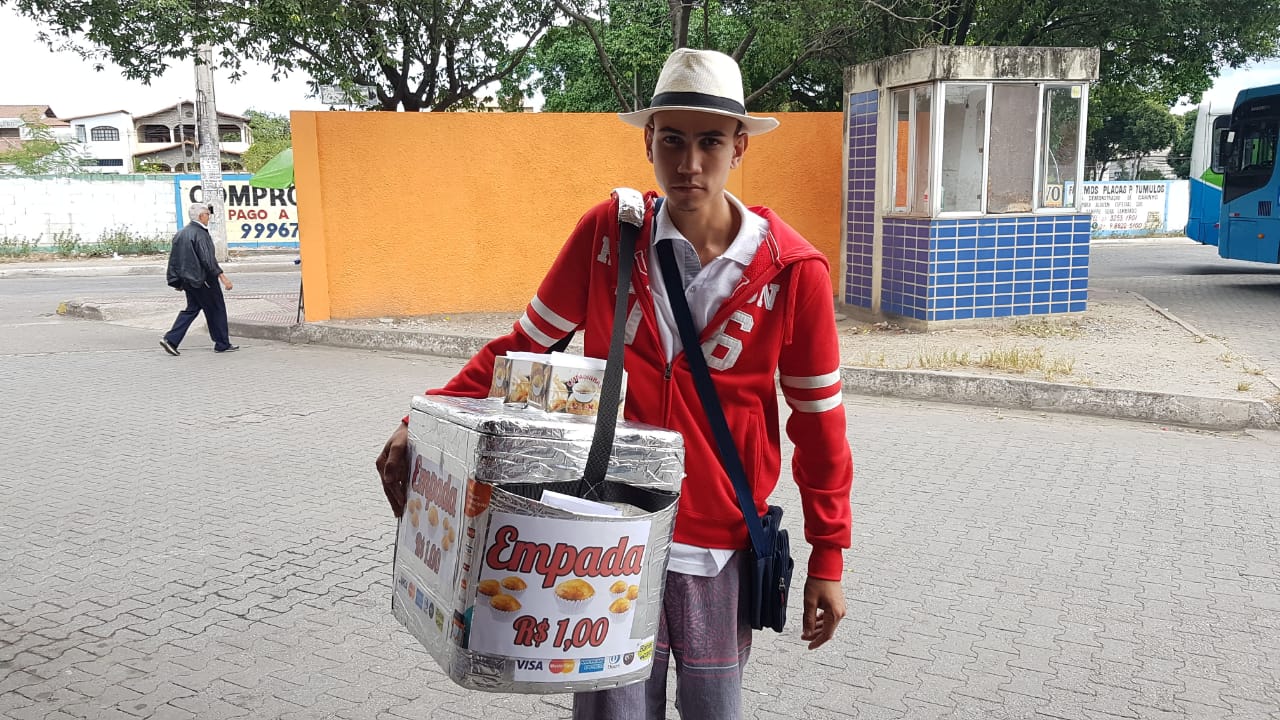 O ambulante Igor Rodrigues tem 23 anos e há um ano vende empadas (Foto: Acervo Pessoal)