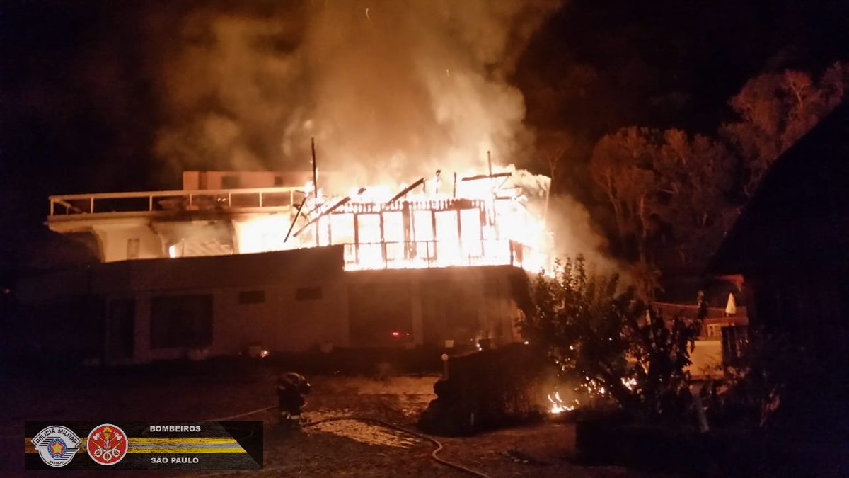 Não houve vítimas e a causa do fogo ainda é desconhecida (Foto: Reprodução/ Twitter @BombeirosPMESP)