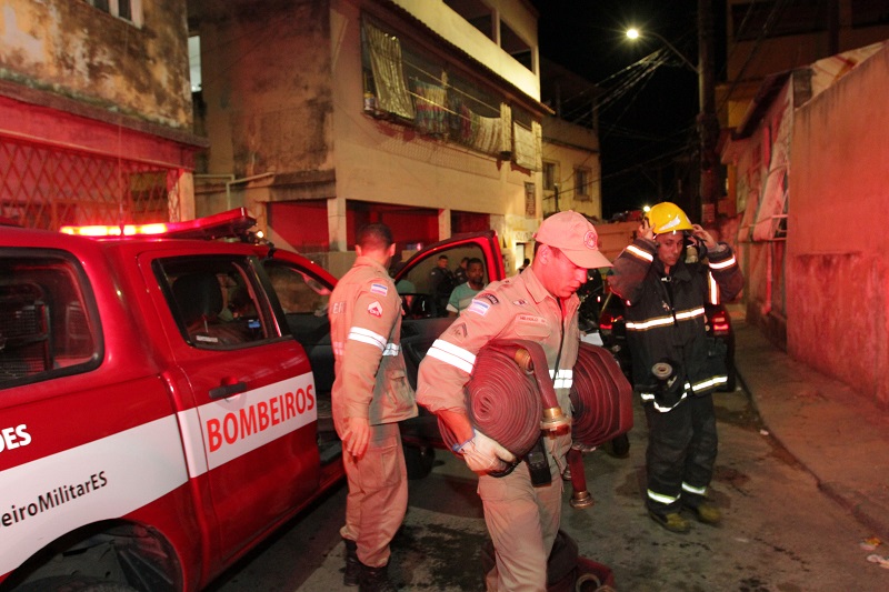 Bombeiros precisaram utilizar 16 mangueiras, acopladas uma à outra, para fazer a água chegar ao local do incêndio. (Foto: Beto Morais)