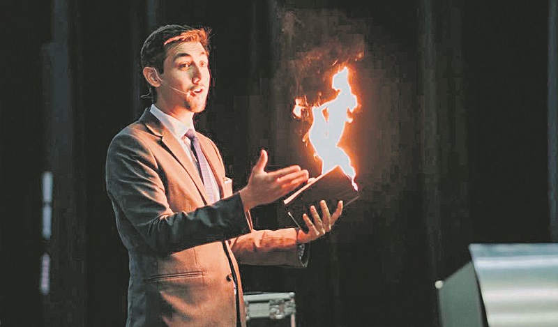 Mágica faz livro pegar fogo: palestrante usou o ilusionismo para motivar (Foto: Divulgação)