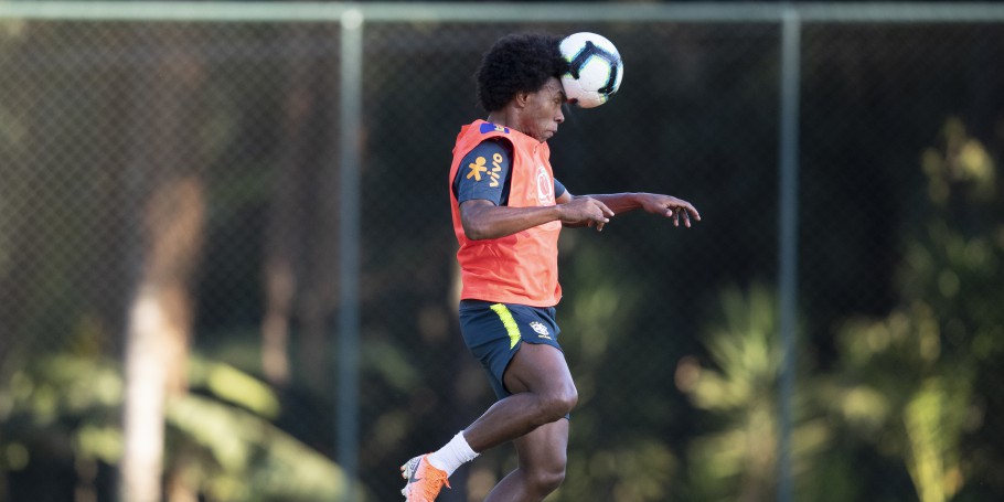 Willian durante treino da Seleção Brasileira (Foto: Lucas Figueiredo/ CBF)