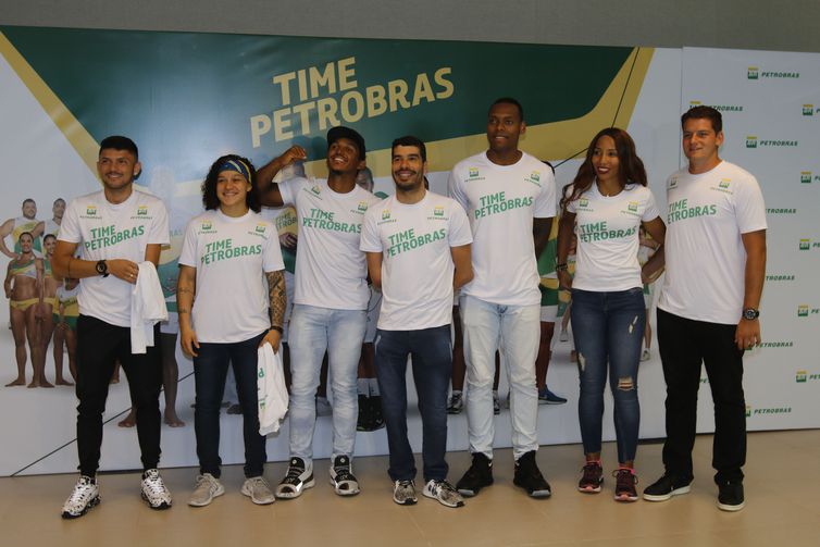 Petrúcio Ferreira (Paratletismo), Beatriz Ferreira (boxe), Isaquias Queiroz (canoagem), Daniel Dias (natação Paralímpica), Maicon Andrade (taekwondo), Silvânia Costa (Paratletismo) e Marcus D'Almeida (tiro com arco) (Foto: Fernando Frazão/ Agência Brasil)