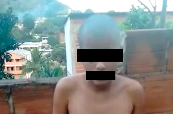 Vídeo, que circulou nas redes sociais, expôs a jovem nua e sem os cabelos (Foto: Reprodução)