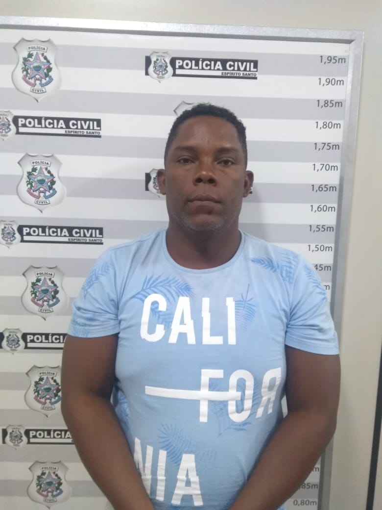 Julio passava uma fita que seria uma espécie de selo de qualidade na droga vendida por ele (Foto: Divulgação/PCES)