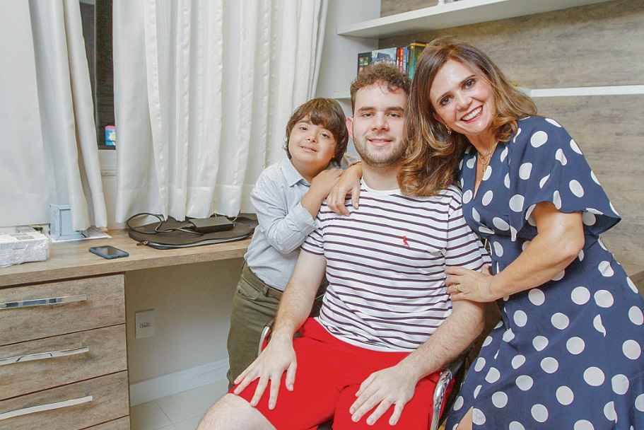 Kaitto recebe o carinho do irmão, Matheus, de 9 anos, e da mãe, Andréia Cristina: emoção para a família toda (Foto: Thiago Coutinho/AT)
